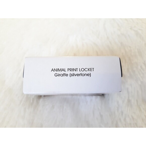 AVON ANIMAL PRINT LOCKET NECKLACE "GIRAFFE" (SILVERTONE ONLY) "RARE" ~NEW SEALED - Picture 4 of 6